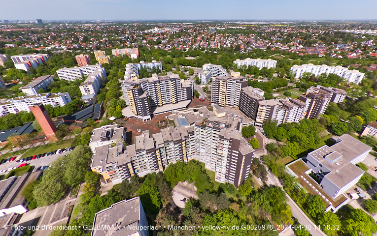 30.04.2024 - das Marx-Zentrum und Karl-Marx-Ring 52-62 mit Tiefgaragenbaustelle