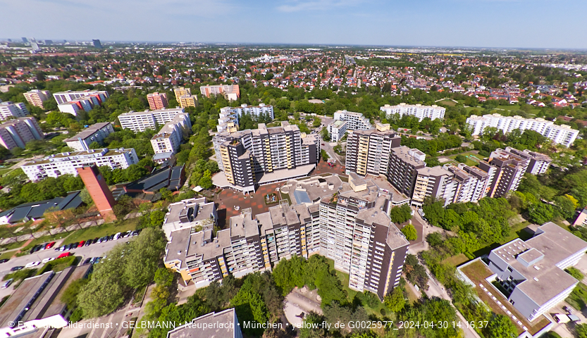30.04.2024 - das Marx-Zentrum und Karl-Marx-Ring 52-62 mit Tiefgaragenbaustelle