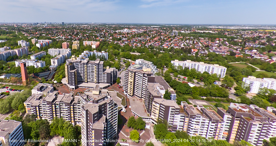30.04.2024 - das Marx-Zentrum und Karl-Marx-Ring 52-62 mit Tiefgaragenbaustelle