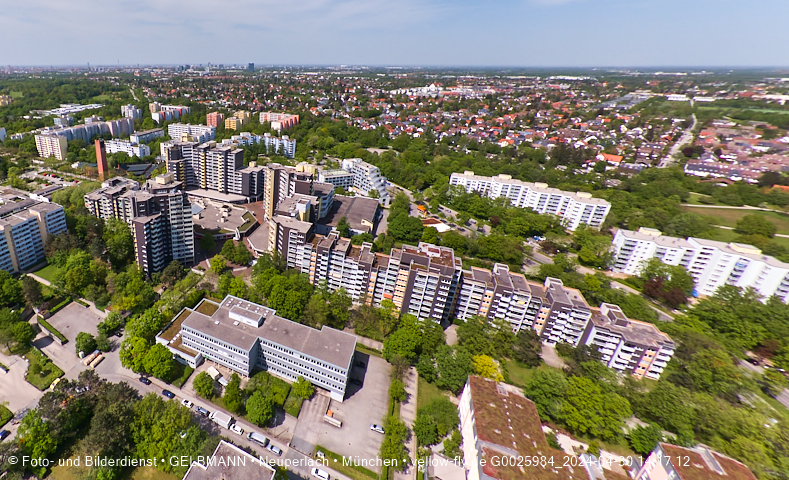 30.04.2024 - das Marx-Zentrum und Karl-Marx-Ring 52-62 mit Tiefgaragenbaustelle