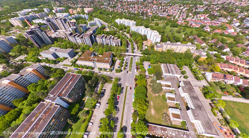 30.04.2024 - das Marx-Zentrum und Karl-Marx-Ring 52-62 mit Tiefgaragenbaustelle