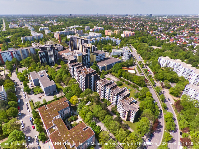30.04.2024 - das Marx-Zentrum und Karl-Marx-Ring 52-62 mit Tiefgaragenbaustelle