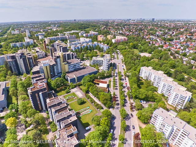 30.04.2024 - das Marx-Zentrum und Karl-Marx-Ring 52-62 mit Tiefgaragenbaustelle