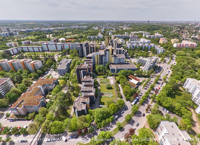 30.04.2024 - das Marx-Zentrum und Karl-Marx-Ring 52-62 mit Tiefgaragenbaustelle
