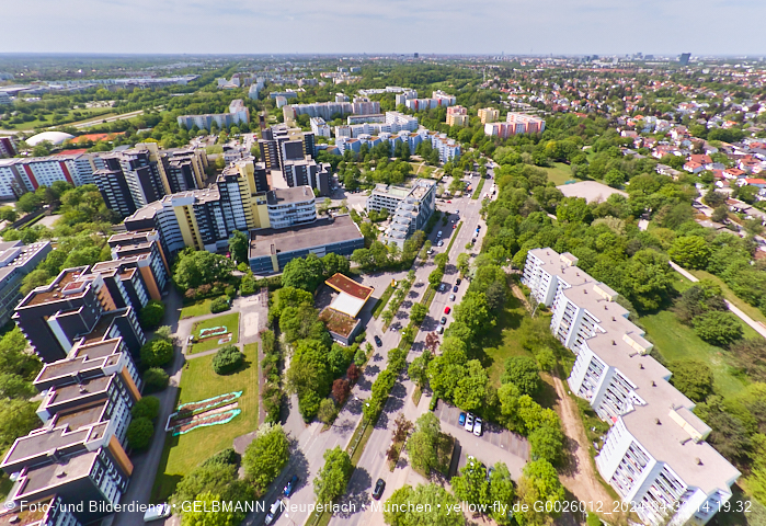 30.04.2024 - das Marx-Zentrum und Karl-Marx-Ring 52-62 mit Tiefgaragenbaustelle