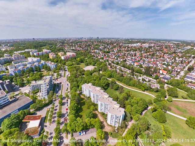 30.04.2024 - das Marx-Zentrum und Karl-Marx-Ring 52-62 mit Tiefgaragenbaustelle