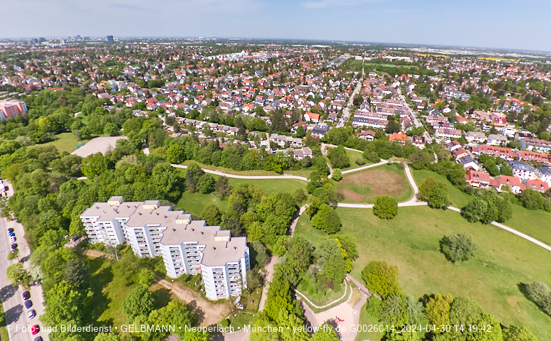 30.04.2024 - das Marx-Zentrum und Karl-Marx-Ring 52-62 mit Tiefgaragenbaustelle
