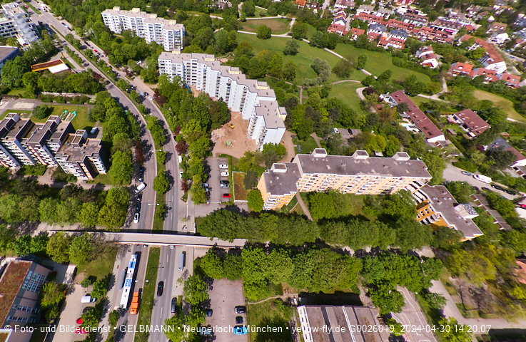 30.04.2024 - das Marx-Zentrum und Karl-Marx-Ring 52-62 mit Tiefgaragenbaustelle