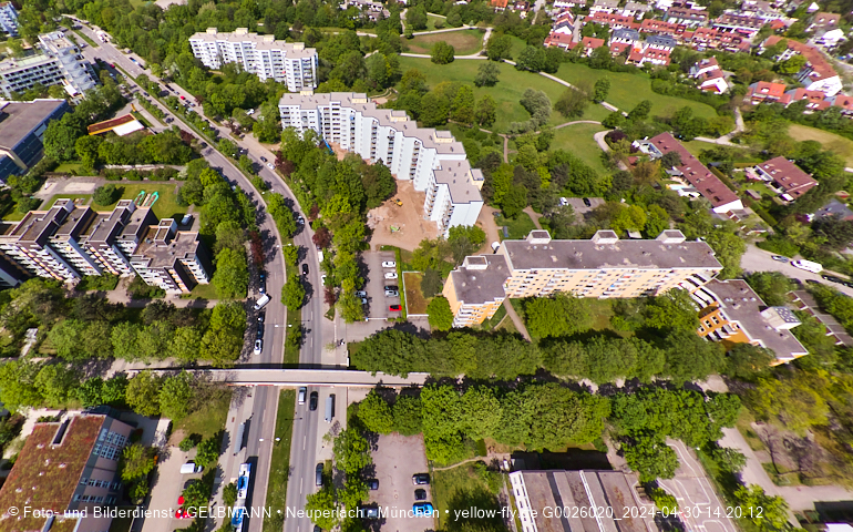 30.04.2024 - das Marx-Zentrum und Karl-Marx-Ring 52-62 mit Tiefgaragenbaustelle