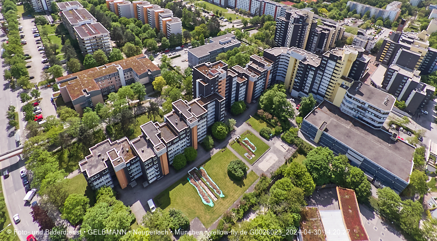 30.04.2024 - das Marx-Zentrum und Karl-Marx-Ring 52-62 mit Tiefgaragenbaustelle