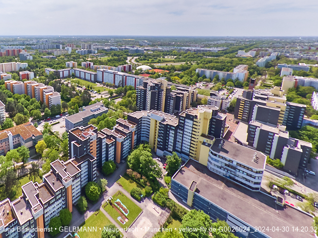 30.04.2024 - das Marx-Zentrum und Karl-Marx-Ring 52-62 mit Tiefgaragenbaustelle