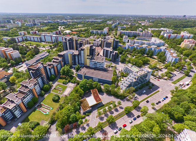 30.04.2024 - das Marx-Zentrum und Karl-Marx-Ring 52-62 mit Tiefgaragenbaustelle