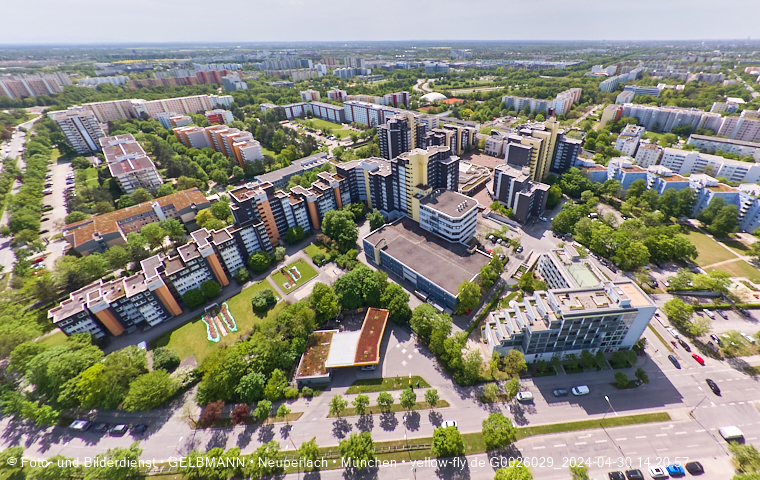 30.04.2024 - das Marx-Zentrum und Karl-Marx-Ring 52-62 mit Tiefgaragenbaustelle