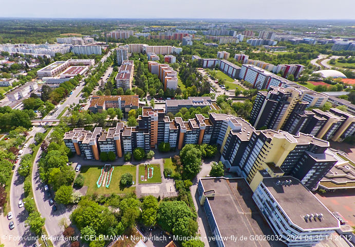 30.04.2024 - das Marx-Zentrum und Karl-Marx-Ring 52-62 mit Tiefgaragenbaustelle