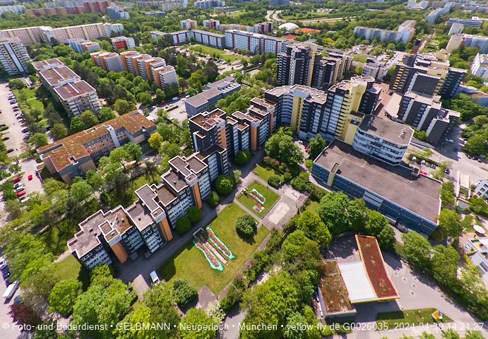 30.04.2024 - das Marx-Zentrum und Karl-Marx-Ring 52-62 mit Tiefgaragenbaustelle