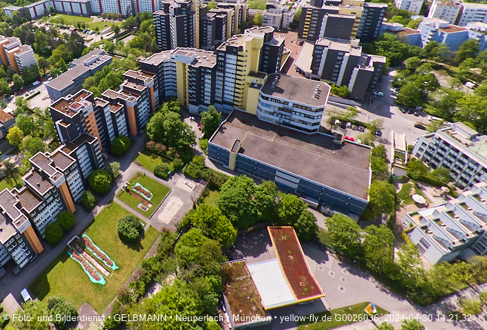 30.04.2024 - das Marx-Zentrum und Karl-Marx-Ring 52-62 mit Tiefgaragenbaustelle