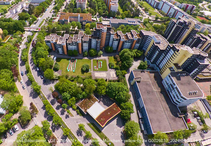30.04.2024 - das Marx-Zentrum und Karl-Marx-Ring 52-62 mit Tiefgaragenbaustelle