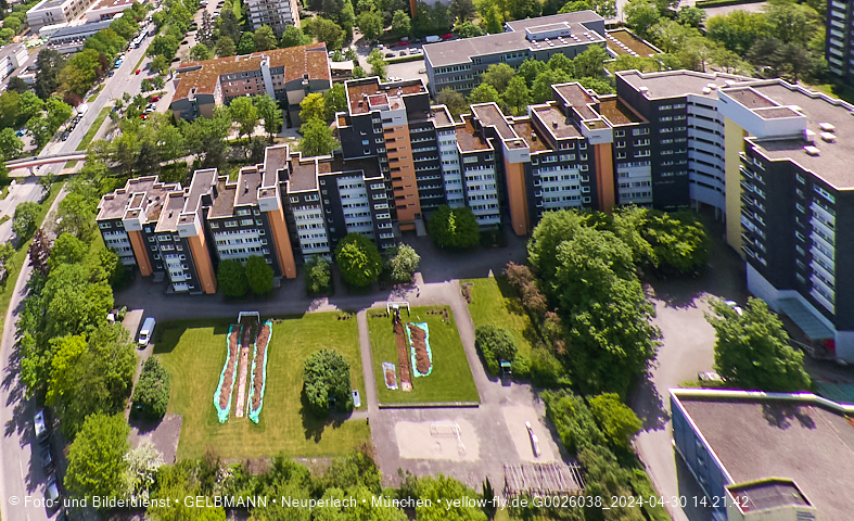 30.04.2024 - das Marx-Zentrum und Karl-Marx-Ring 52-62 mit Tiefgaragenbaustelle