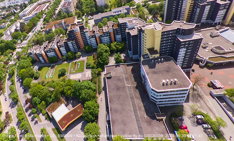 30.04.2024 - das Marx-Zentrum und Karl-Marx-Ring 52-62 mit Tiefgaragenbaustelle
