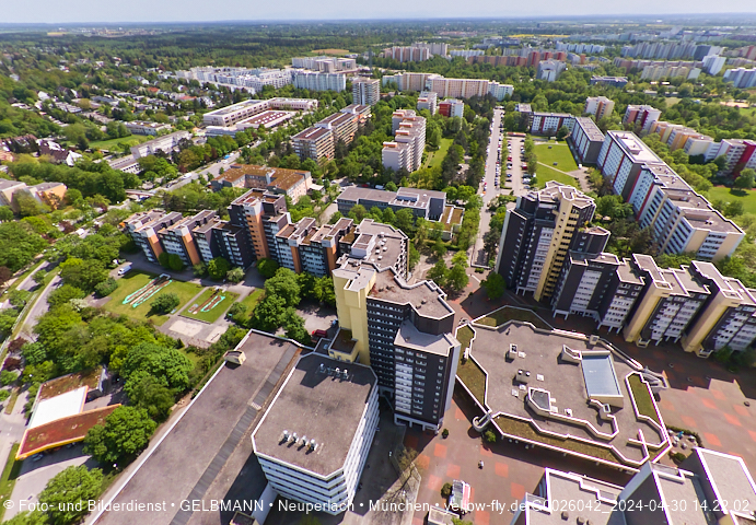 30.04.2024 - das Marx-Zentrum und Karl-Marx-Ring 52-62 mit Tiefgaragenbaustelle