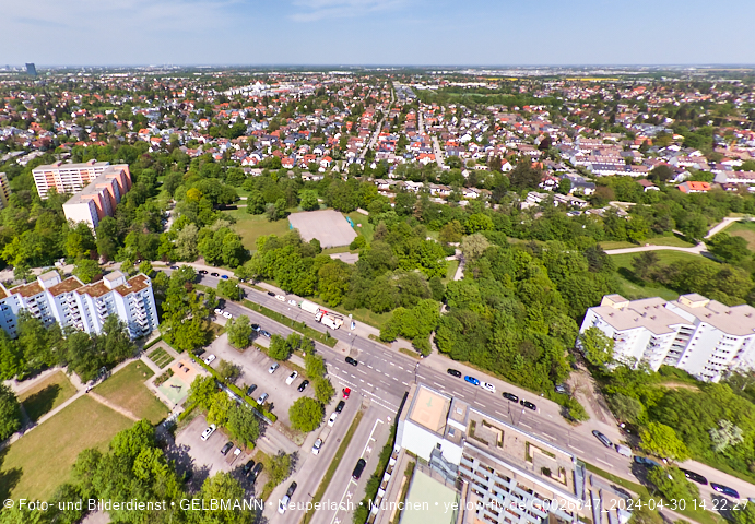 30.04.2024 - das Marx-Zentrum und Karl-Marx-Ring 52-62 mit Tiefgaragenbaustelle
