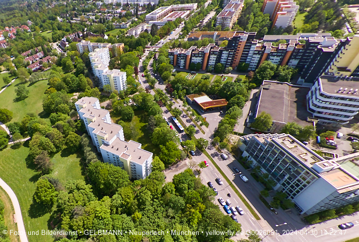 30.04.2024 - das Marx-Zentrum und Karl-Marx-Ring 52-62 mit Tiefgaragenbaustelle