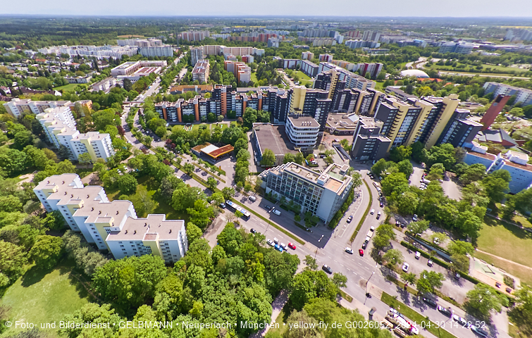 30.04.2024 - das Marx-Zentrum und Karl-Marx-Ring 52-62 mit Tiefgaragenbaustelle