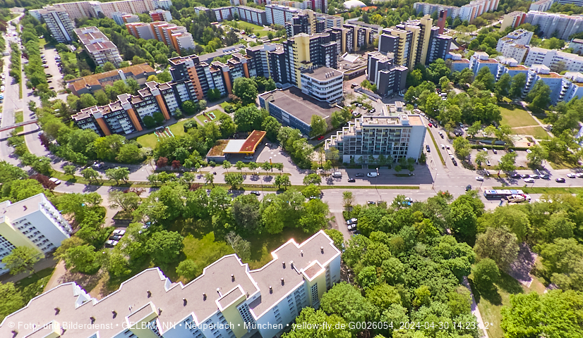 30.04.2024 - das Marx-Zentrum und Karl-Marx-Ring 52-62 mit Tiefgaragenbaustelle
