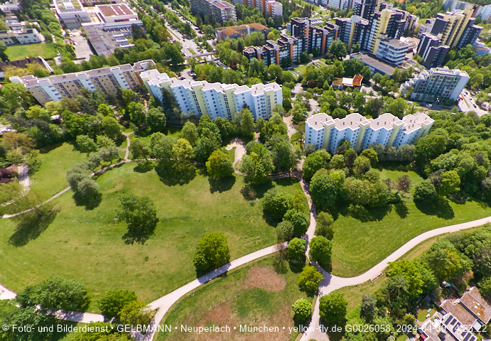 30.04.2024 - das Marx-Zentrum und Karl-Marx-Ring 52-62 mit Tiefgaragenbaustelle