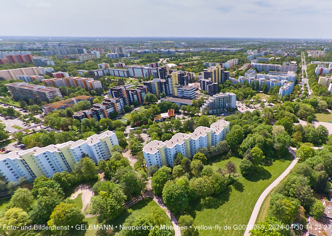 30.04.2024 - das Marx-Zentrum und Karl-Marx-Ring 52-62 mit Tiefgaragenbaustelle