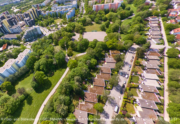 30.04.2024 - das Marx-Zentrum und Karl-Marx-Ring 52-62 mit Tiefgaragenbaustelle