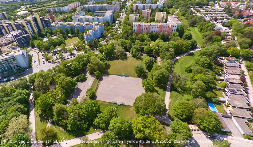 30.04.2024 - das Marx-Zentrum und Karl-Marx-Ring 52-62 mit Tiefgaragenbaustelle