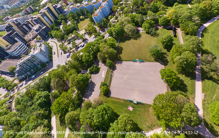 30.04.2024 - das Marx-Zentrum und Karl-Marx-Ring 52-62 mit Tiefgaragenbaustelle
