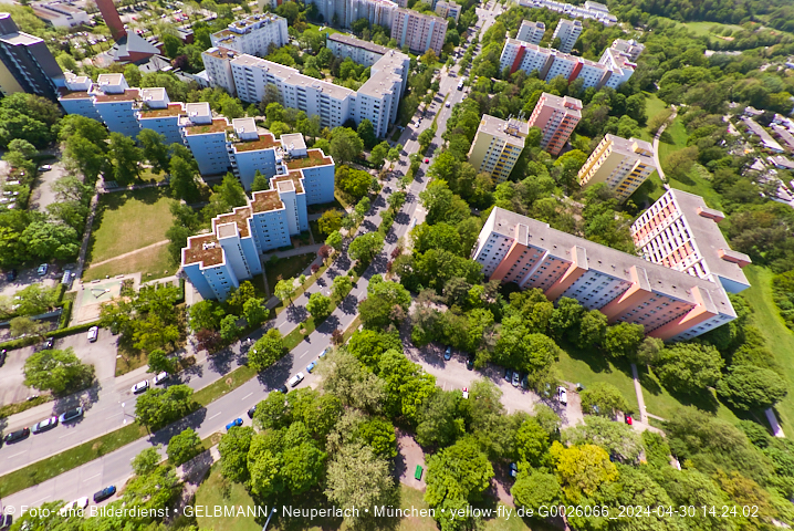 30.04.2024 - das Marx-Zentrum und Karl-Marx-Ring 52-62 mit Tiefgaragenbaustelle