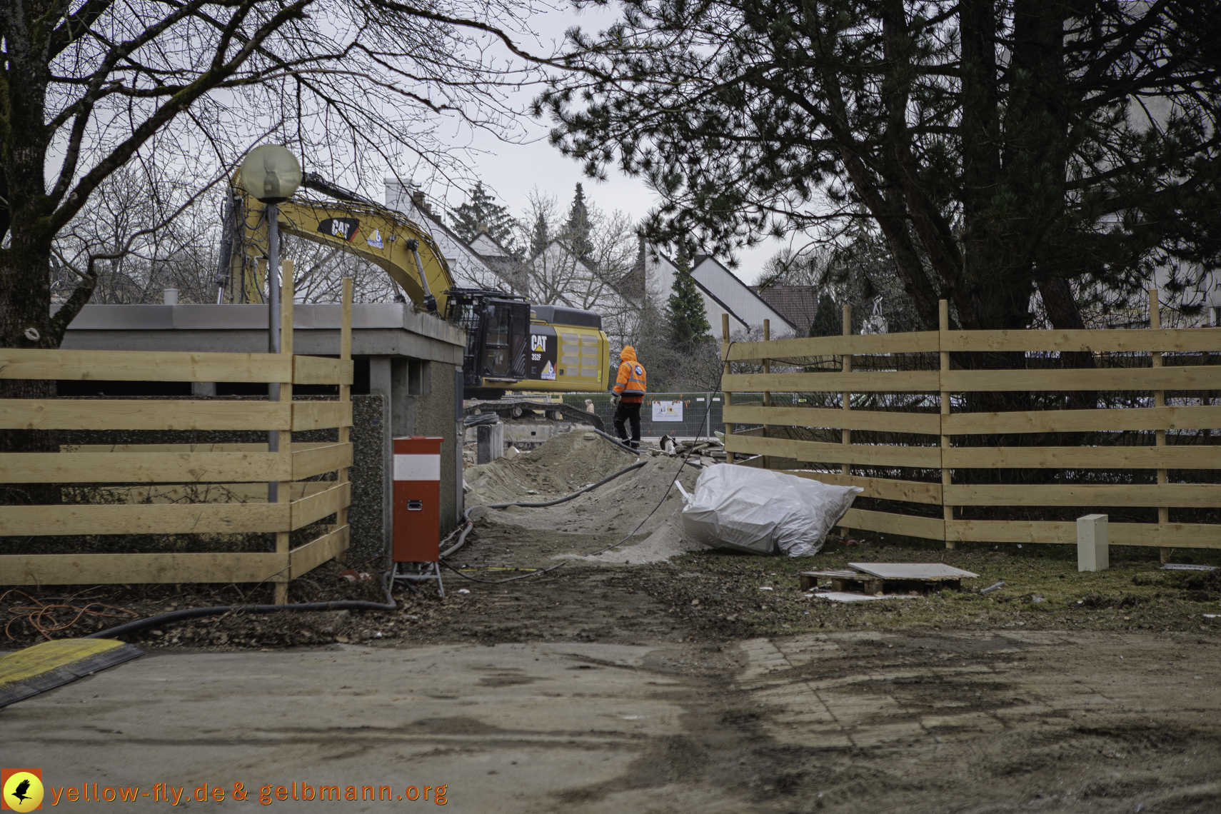 12.03.2025 - Bagger-Abriss der Grundschule am Karl-Marx-Ring in Neuperlach