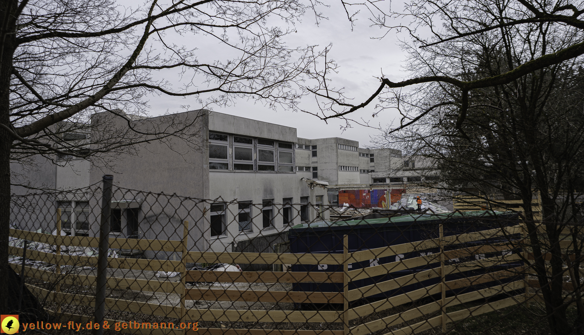 12.03.2025 - Bagger-Abriss der Grundschule am Karl-Marx-Ring in Neuperlach