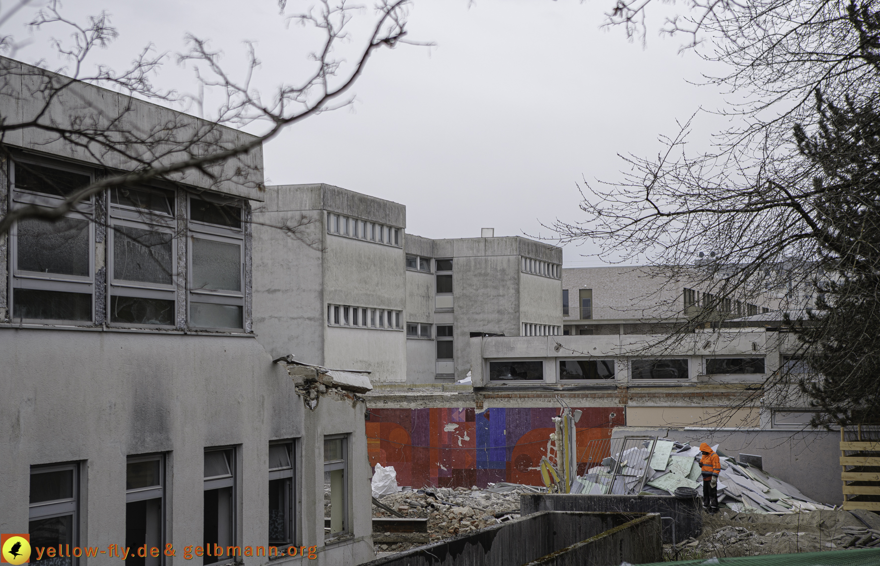 12.03.2025 - Bagger-Abriss der Grundschule am Karl-Marx-Ring in Neuperlach