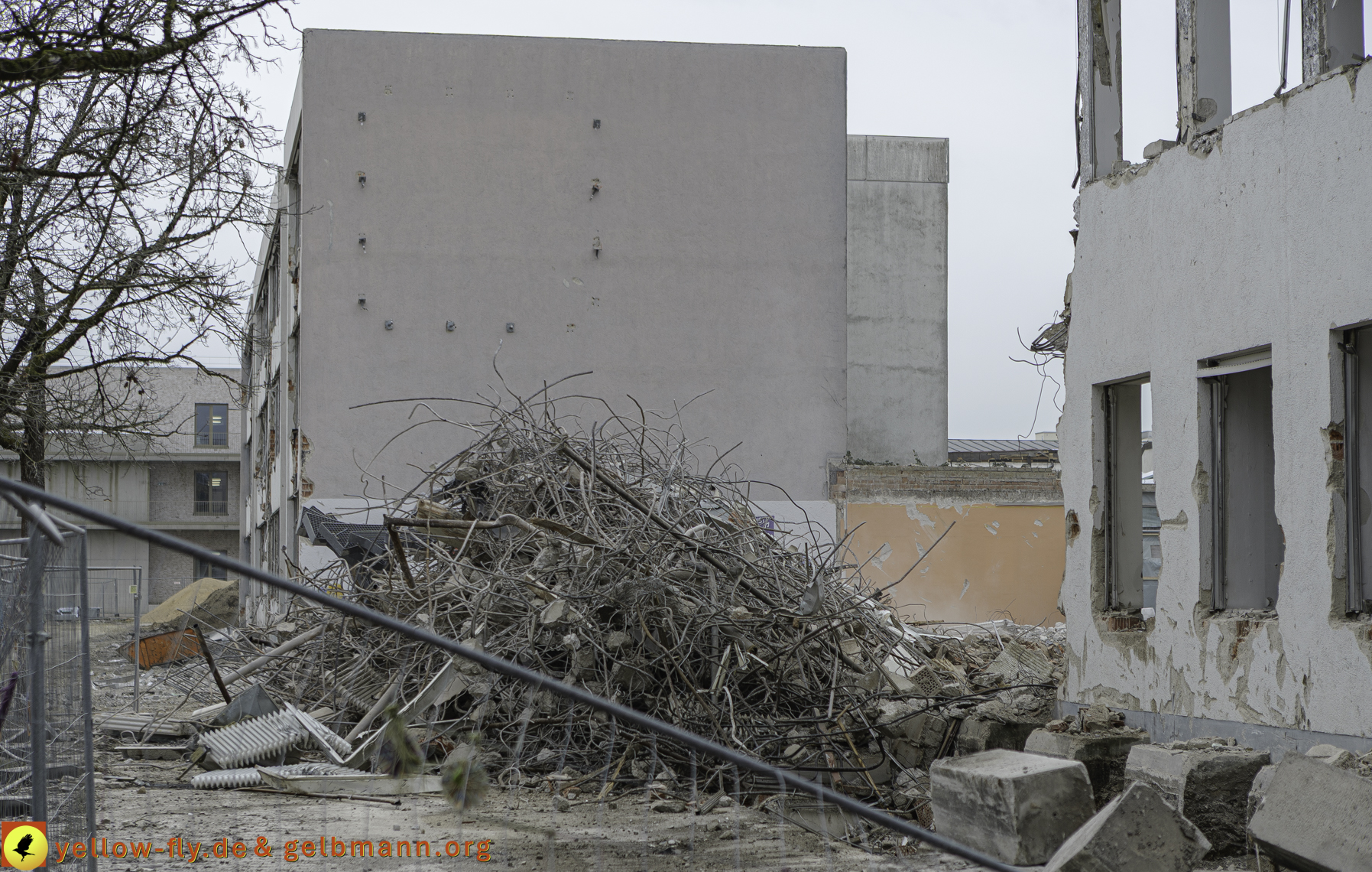 12.03.2025 - Bagger-Abriss der Grundschule am Karl-Marx-Ring in Neuperlach
