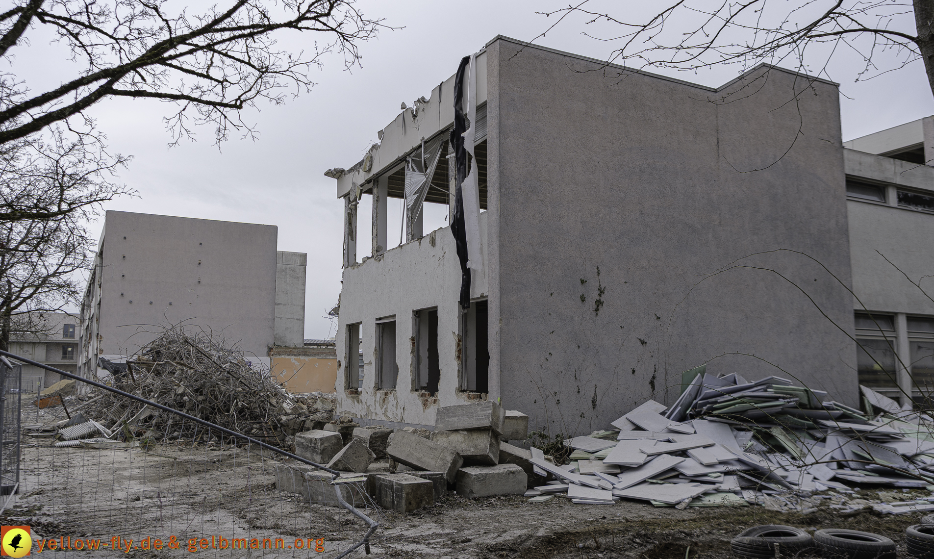 12.03.2025 - Bagger-Abriss der Grundschule am Karl-Marx-Ring in Neuperlach