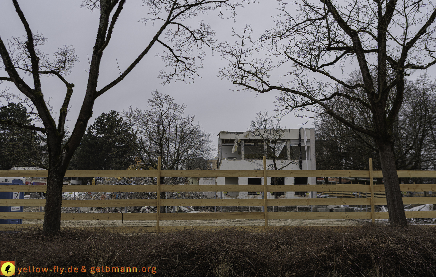 12.03.2025 - Bagger-Abriss der Grundschule am Karl-Marx-Ring in Neuperlach