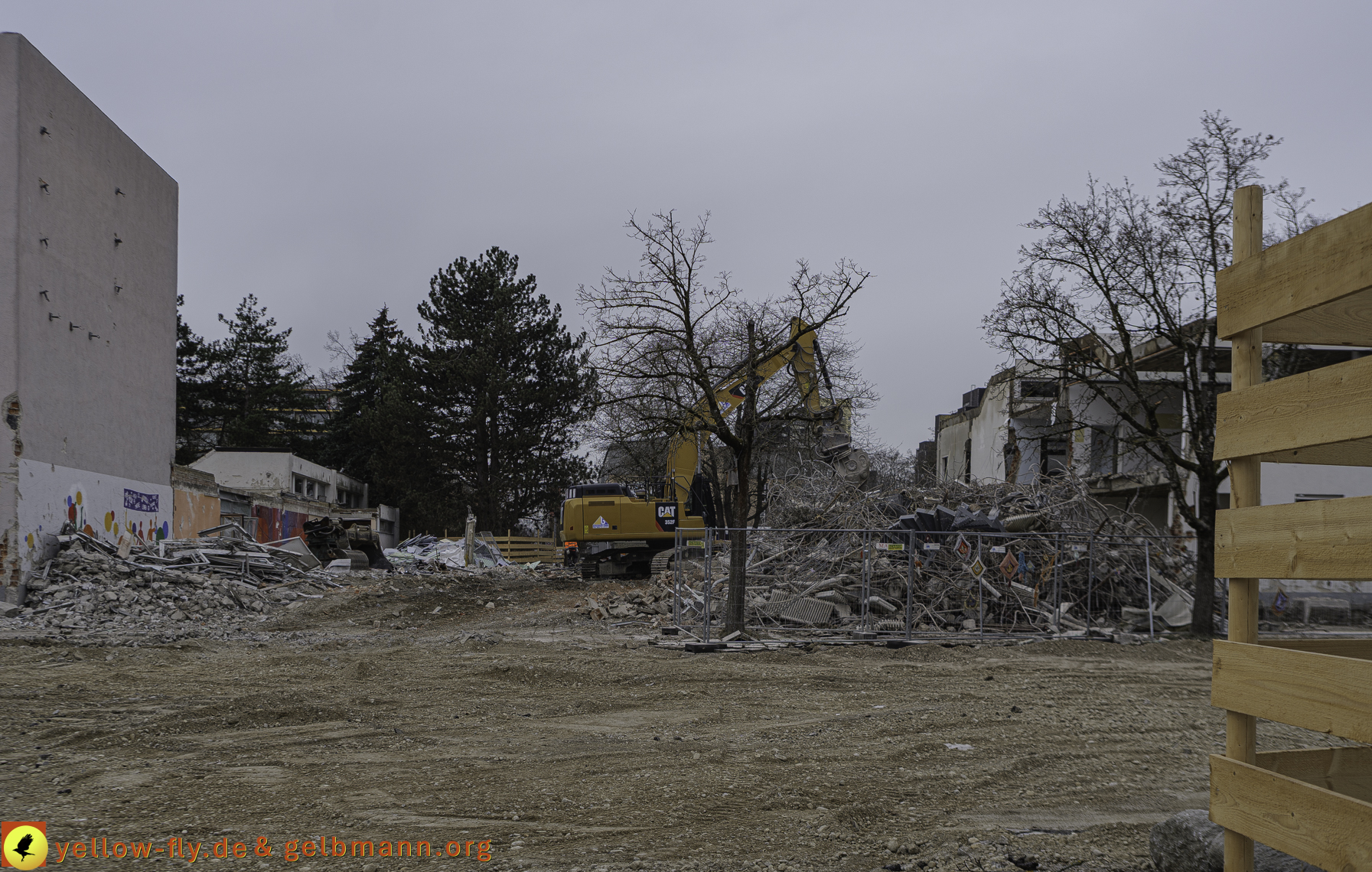 12.03.2025 - Bagger-Abriss der Grundschule am Karl-Marx-Ring in Neuperlach