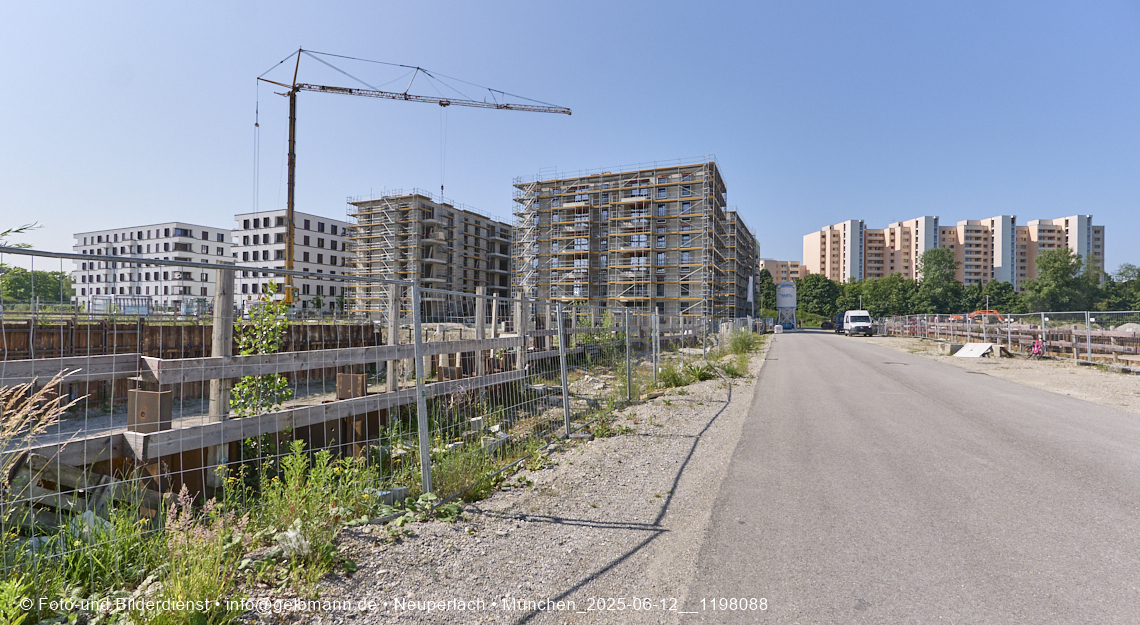 12.06.2025 - Alexisquartier_mit_Wohnanlage Karl-Marx-Ring 52-62 und das Marx-Zentrum in Neuperlach