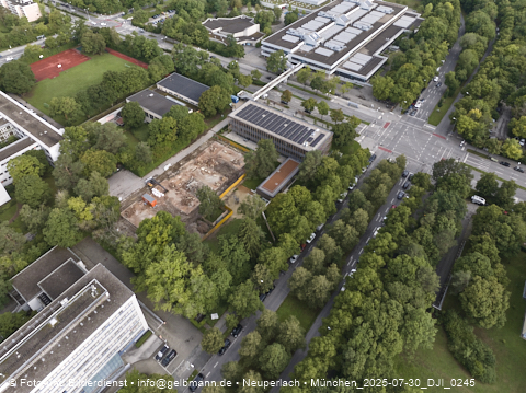 30.07.2025 - Abriss der alten Kindergarten-Flachbauten an der Heinrich-Wieland-Straße in Neuperlach