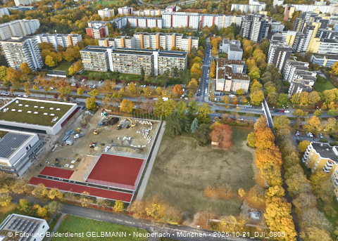 21.102025 - Baustelle und neuer Sportplatz an der Grundschule am Karl-Marx-Ring in Neuperlach