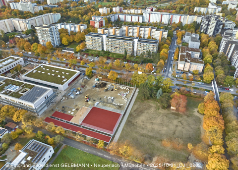 21.102025 - Baustelle und neuer Sportplatz an der Grundschule am Karl-Marx-Ring in Neuperlach