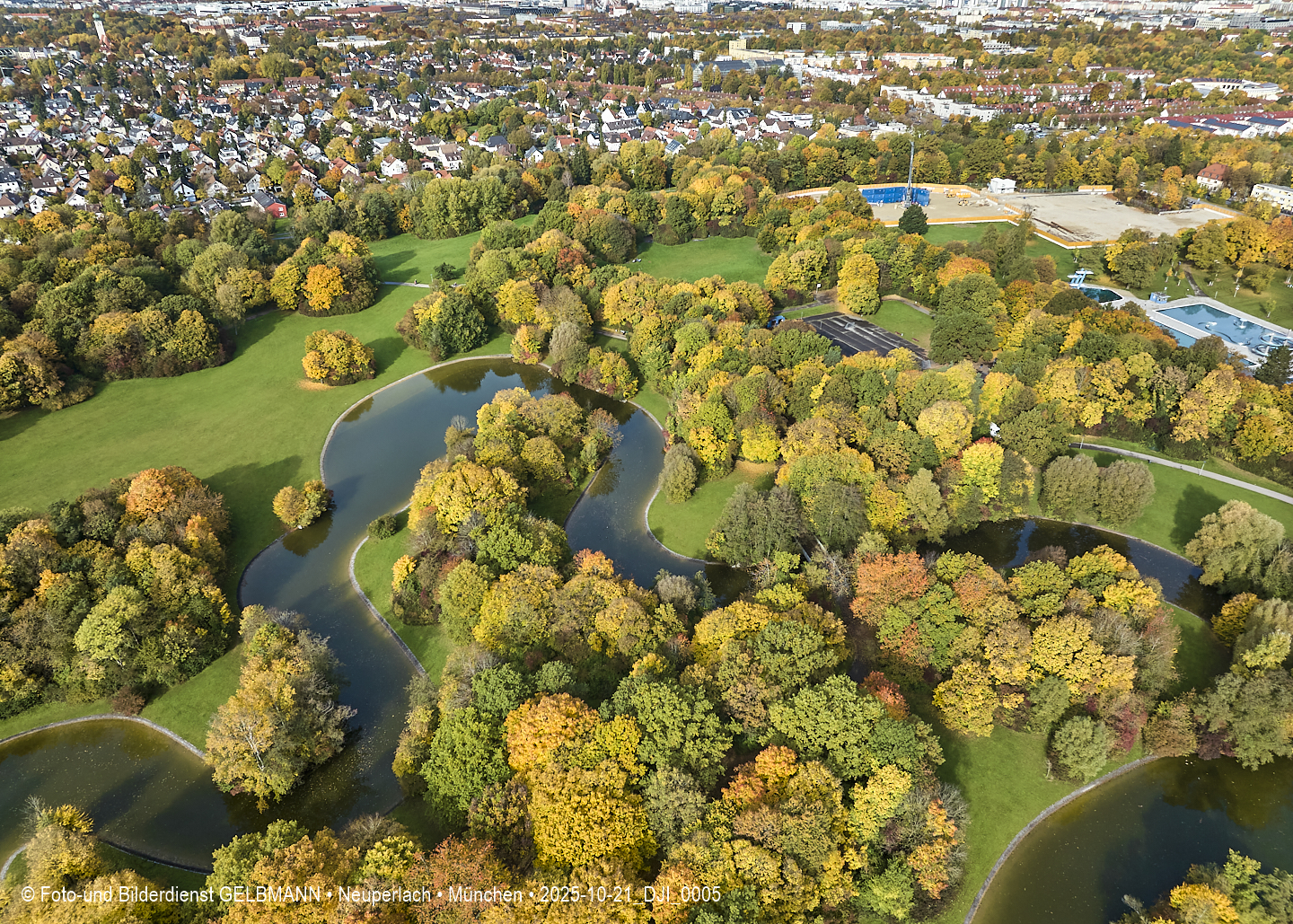 21.10.2025 - der Ostpark mit See und Biergarten im Herbst 2025