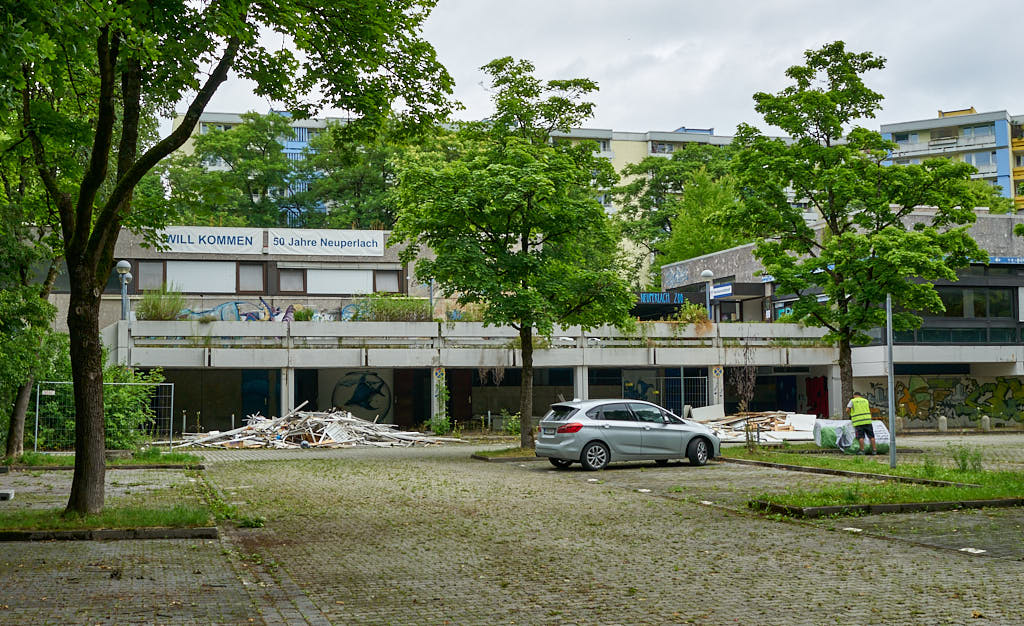 02.07.2021 - Maschendrahtzaun um das Alexisquartier in Neuperlach