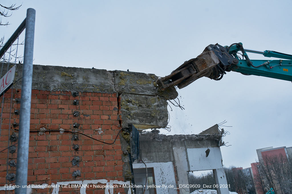 06.12.2021 -Abriss des letzten Hauses im Quiddezentrum in Neuperlach